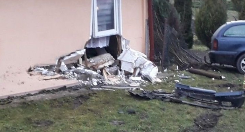 23-latek po narkotykach wjechał autem w dom. Przebił się do pokoju, w którym spali ludzie