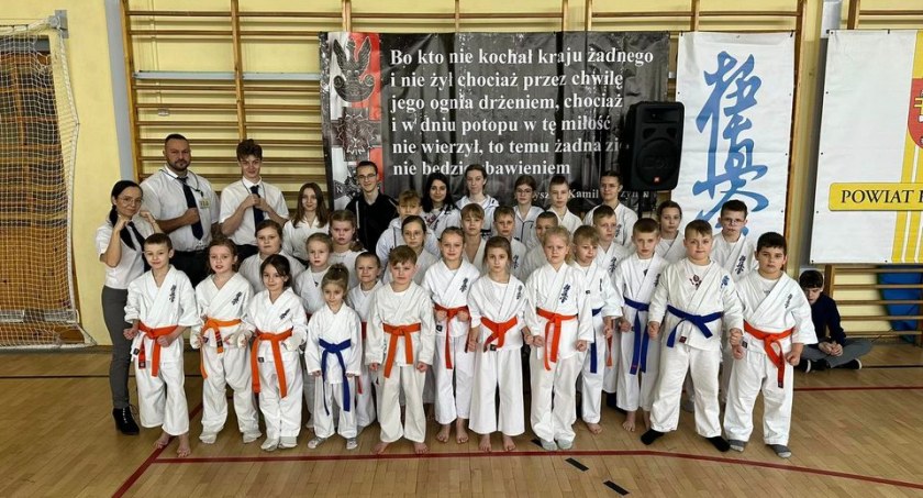 Worek medali łukowskich karateków w Kąkolewnicy (ZDJĘCIA)