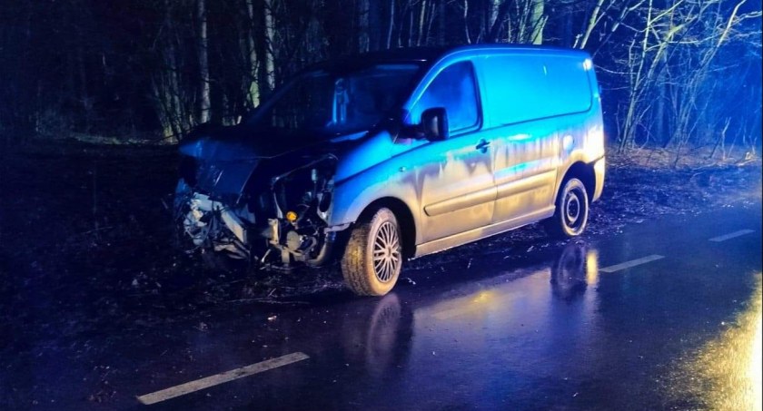 AKTUALIZACJA! Osobówka uderzyła w drzewo. Gdzie jest kierowca?