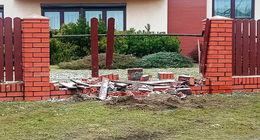 Wjechał autem w ogrodzenie. Kierowca ma kłopoty 