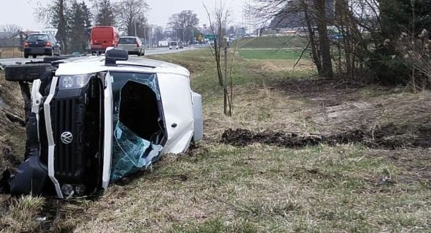 Uderzył w bariery i wylądował w rowie