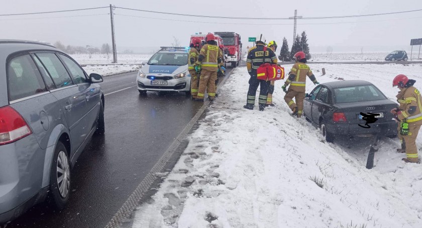 W dwa dni trzy auta lądowały w rowie. Uważajcie na drogach 