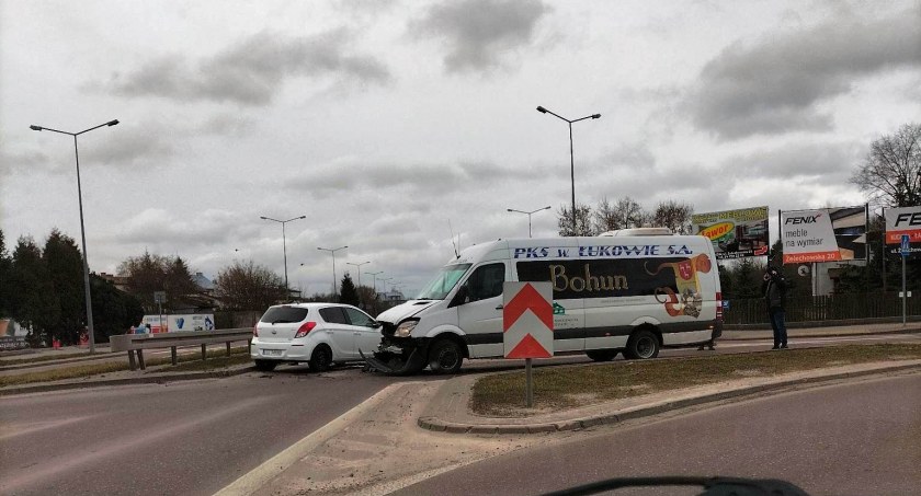 Kolizja na ważnym skrzyżowaniu w Łukowie. Tworzą się korki 