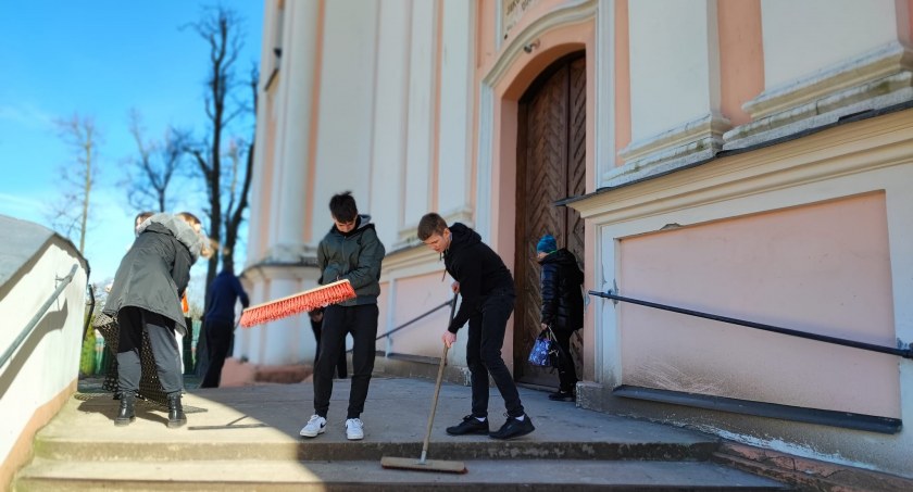 Porządkowali Kościół Podwyższenia Krzyża Św. w Łukowie. To przygotowanie do bierzmowania (ZDJĘCIA) 
