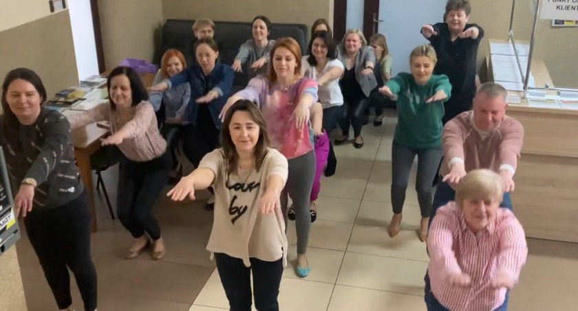 Urzędnicy, radni, nauczyciele i dzieci z Gminy Wojcieszków wspierają chorego na serce Wiktorka (ZDJĘCIA)
