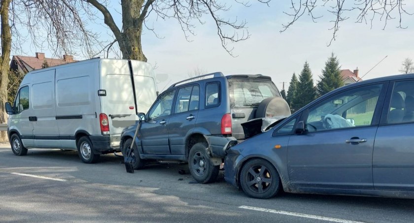 Zderzenie trzech aut w Świdrach pod Łukowem. Dwie osoby w szpitalu 