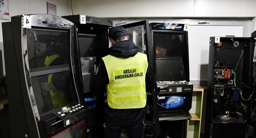 Uderzenie w nielegalny hazard w Łukowie. Sukces skarbówki i policji 