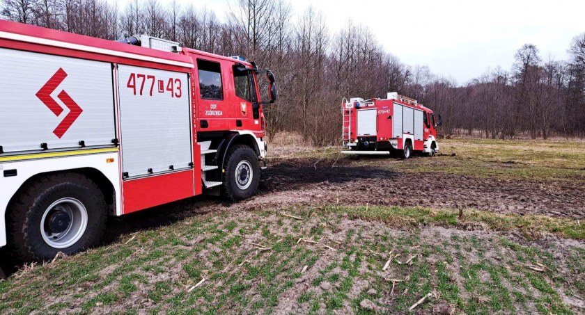 Wóz strażacki OSP Stoczek Łukowski ugrzęzł w polu. Pomogli strażacy 