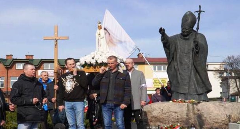 Awantura w Łukowie o uchwałę o Janie Pawle II. Kapitał polityczny i dobro młodzieży 