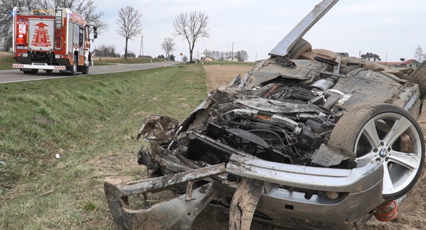 Wypadek w Helenowie. BMW dachowało. Dwie osoby w szpitalu (WIDEO)