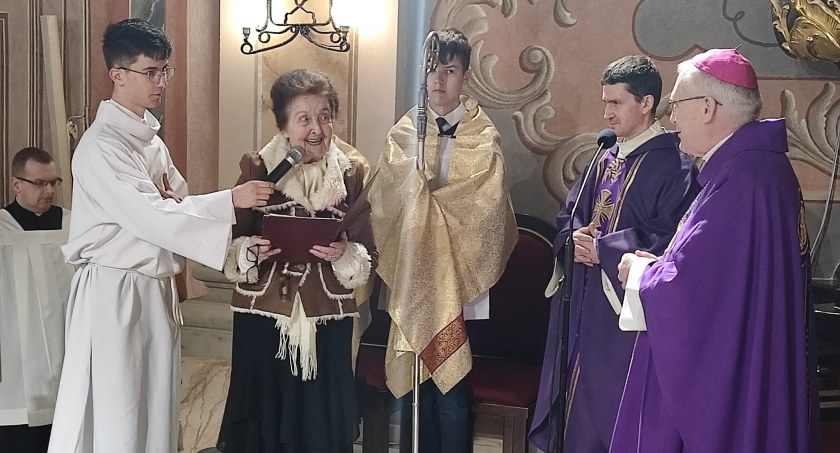 Stanisława Chromińska z Łukowa uhonorowana przez Biskupa Kazimierza Gurdę 