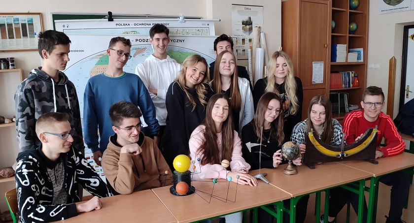 Uczniowie Zespołu Szkół nr 3 w Łukowie - Rolnika - uczą się o Mikołaju Koperniku 