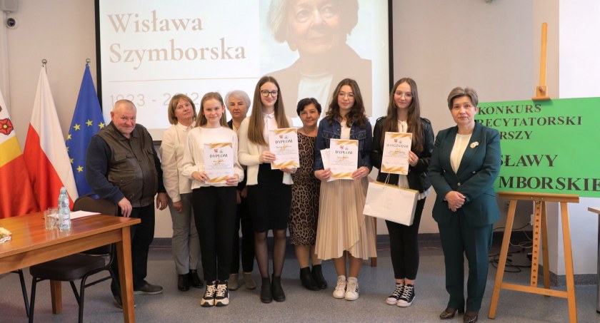 Julia Maros wygrywa Gminny Konkurs Recytatorski Poezji Wisławy Szymborskiej 