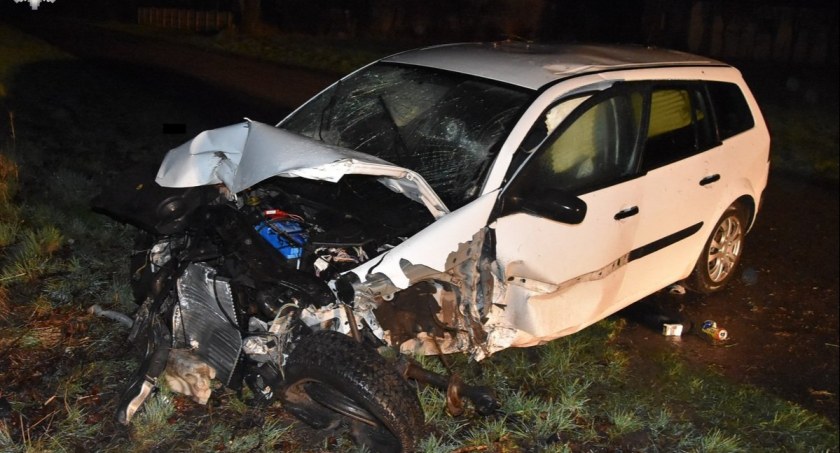 Pijany kierowca renault uderzył w drzewo! Zobacz ile miał promili!