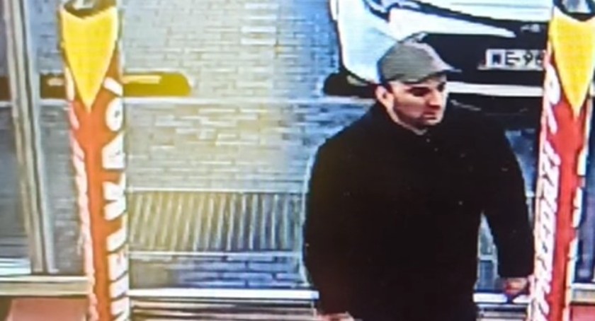 UKRADŁ SMARTFON I NAGRAŁ SIĘ NA KAMERACH. POLICJA W ŁUKOIWIE SZUKA TEGO CZŁOWIEKA