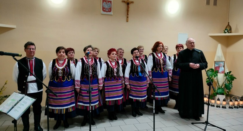Dzień Papieski w Gminie Łuków.  O Papieżu pamiętano w Jeziorach i m. Rzymy Rzymki (ZDJĘCIA)