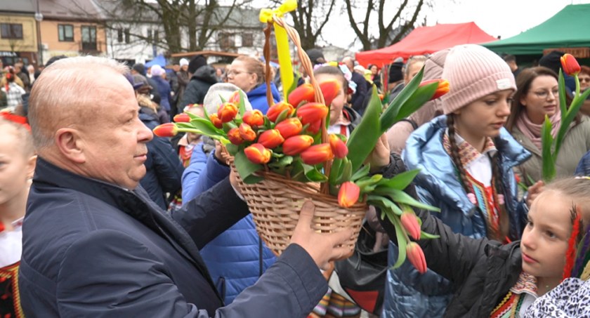 Kwiaty i życzenia od radnego Marka Kopcia na Wielkanoc (WIDEO)