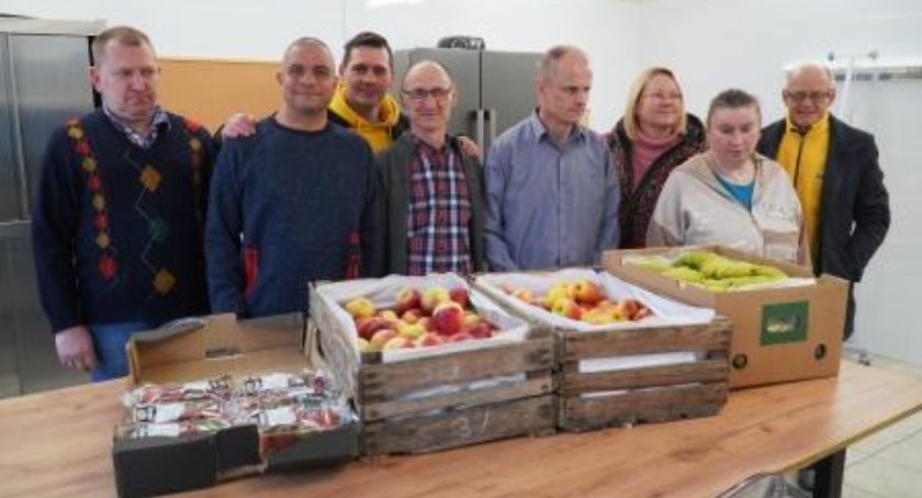 Stowarzyszenie Polska 2050 organizuje akcję 2050 mazurków na Wielkanoc. W Łukowie były to owoce (WIDEO)