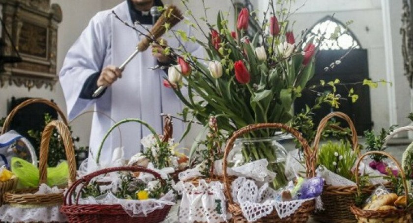 Święcenie pokarmów w Parafii Podwyższenia Krzyża Św. w Łukowie