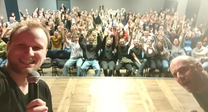 Ogromna dawka śmiechu. W ŁOK wystąpił Maciej Brudzewski (WIDEO)