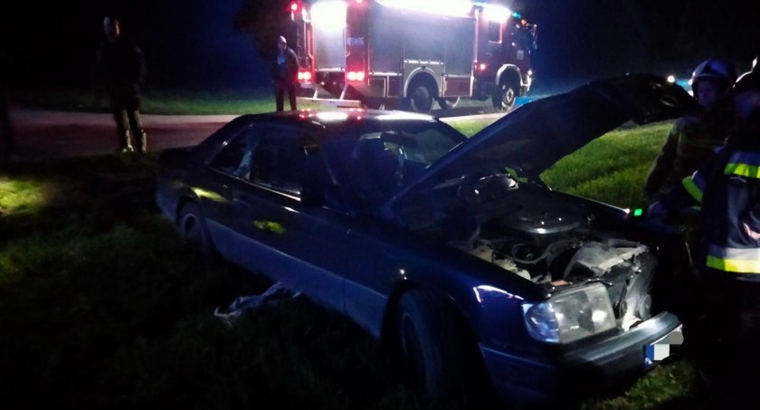 Wypadek w Zakępiu. Kierowca uciekł (ZDJĘCIA)