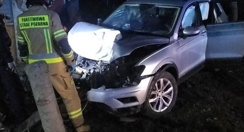 Auto uderzyło w dom. Jedna osoba poszkodowana! (ZDJĘCIA)