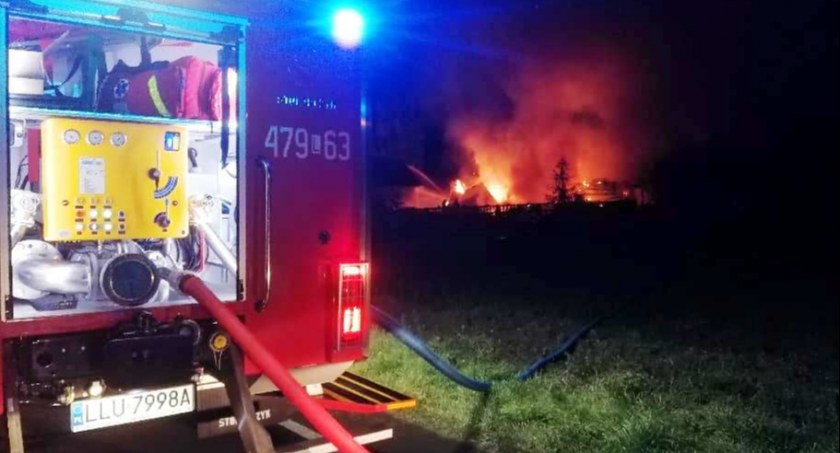 Pożar domu w Popławach. 23 strażaków w akcji 