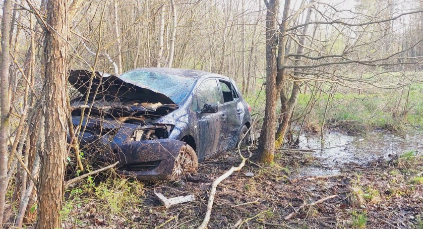 Wypadek w Gręzówce Kolonii. Auto wylądowało na mokradłach 