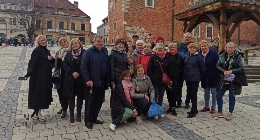Seniorzy z Łukowa odwiedzili miasto Ojca Mateusza (ZDJĘCIA)