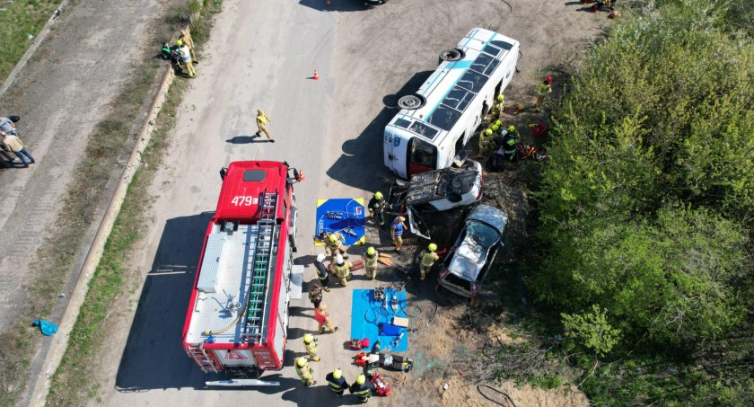 Wypadek w Krzywdzie. Autobus przewrócił się na bok. Zderzenie z osobówką (ZDJĘCJA + FILM)
