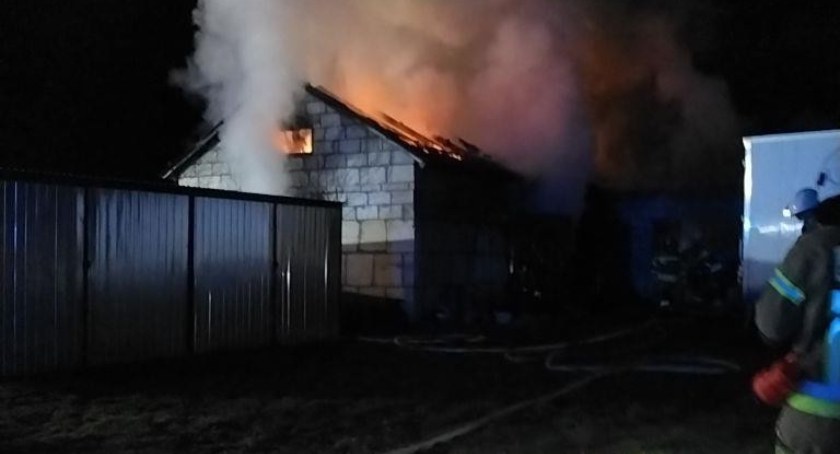 Pożar budynku gospodarczego przy krajówce. Utrudnienia w ruchu! 