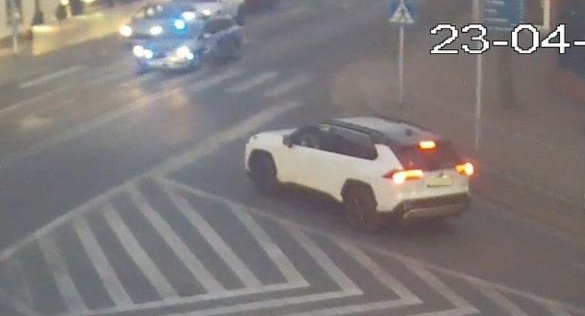 PIJANY KIEROWCA W CENTRUM ŁUKOWA.  W OKU KAMERY SPOWODOWAŁ KOLIZJĘ (WIDEO)