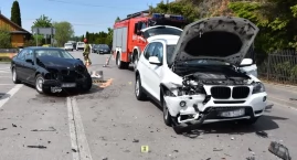 69-latek w BMW wyjechał z parkingu. 36-letnia kierująca w szpitalu