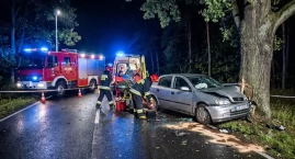 Nocny wypadek w Aleksandrowie. Samochód sam wezwał pomoc