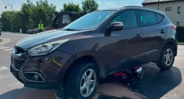 Chwile grozy na drodze! Motocykl wpadł pod koła auta, kierowca w szpitalu