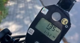 PIRAT W BMW PĘDZIŁ PRZEZ WIEŚ 135 km/h! Słono za to zapłaci. Stracił też 