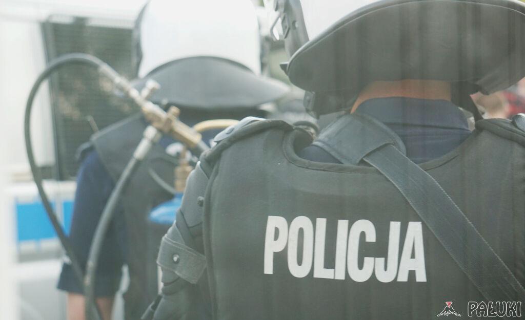Znieważył i naruszył nietykalność cielesną policjantów