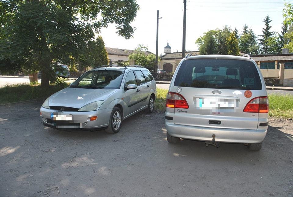 Poszukiwani wandale, którzy uszkodzili dwa auta