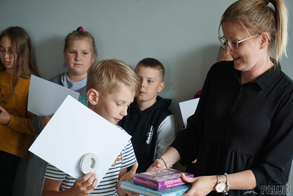 Najlepsi młodzi czytelnicy nagrodzeni przez janowiecką bibliotekę 