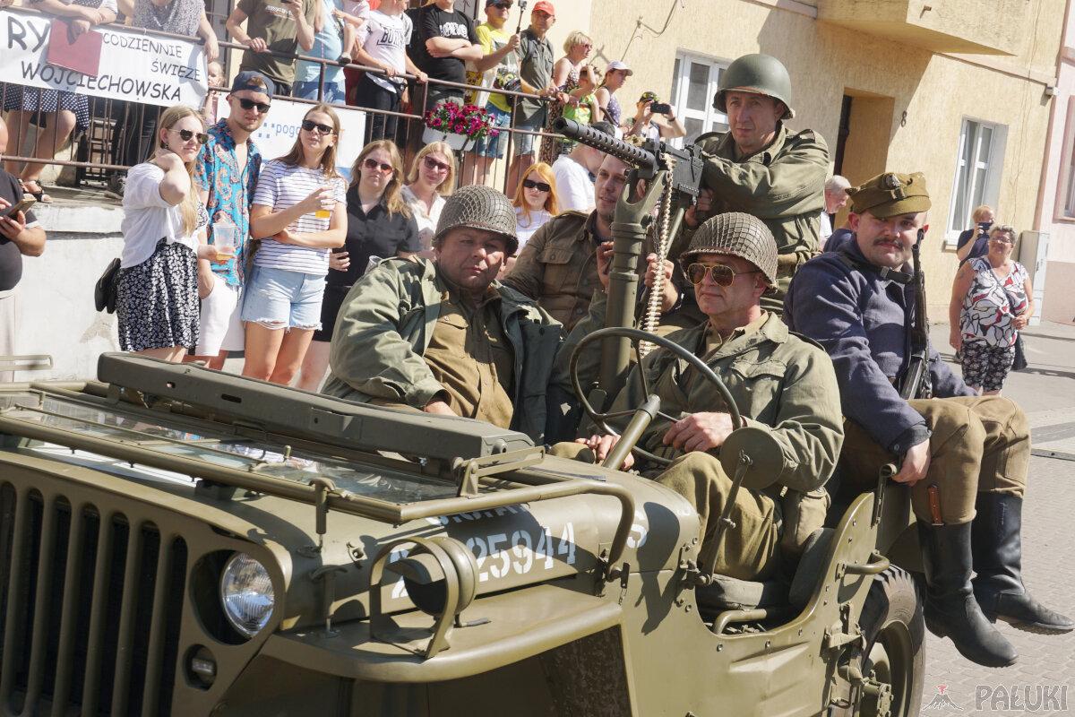 Łabiszyn w dwutysiącletniej pętli czasu - moda od Cezara do Pattona