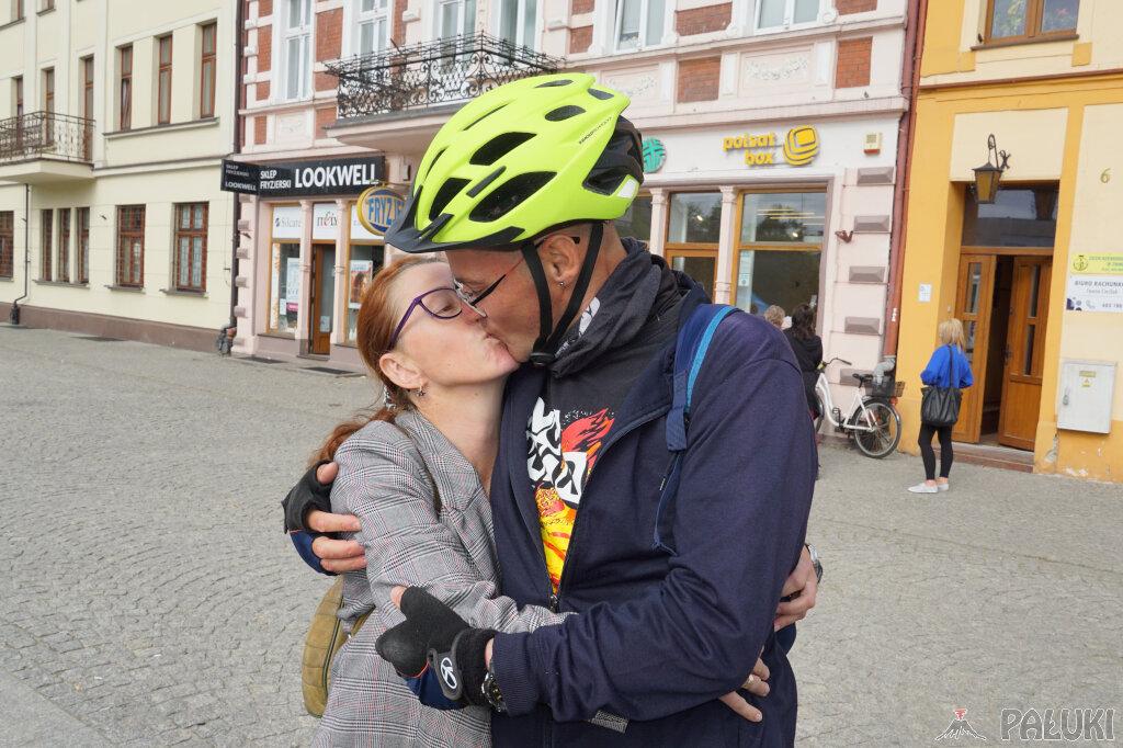 Pożegnanie z rodziną i kibicami. Adam Cudak wyruszył w rowerową pielgrzymkę ze Żnina do Zaporoża