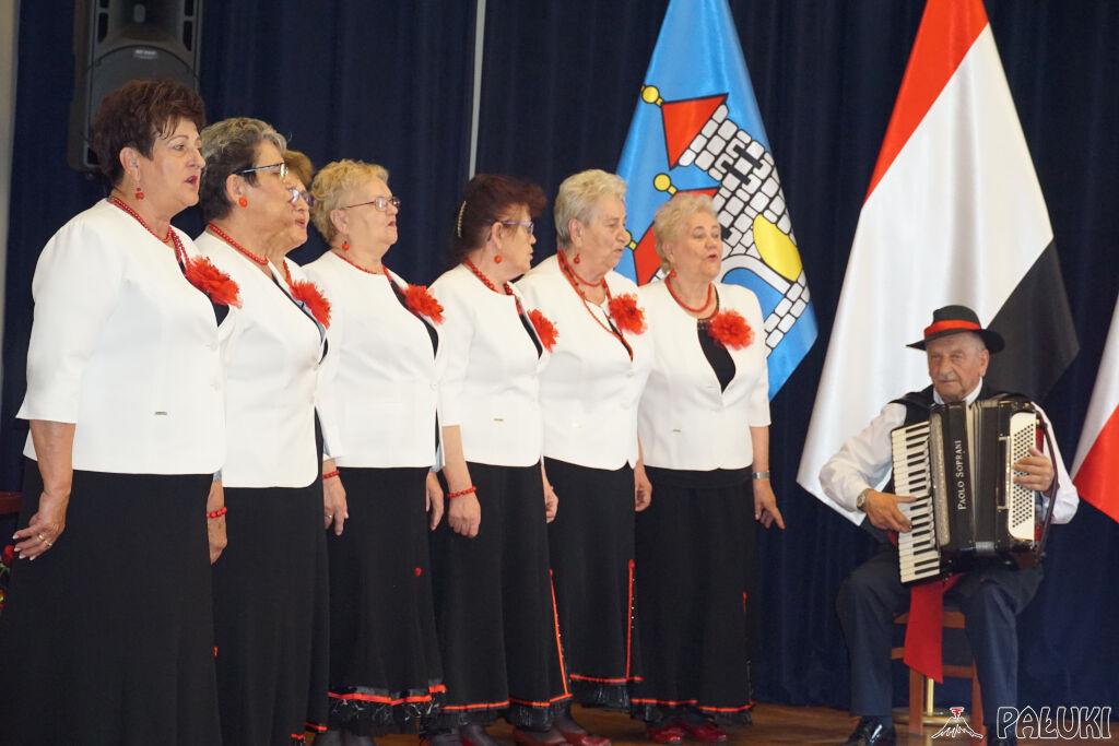 Tworzą, inspirują i uczą młodzież. Przedstawiciele kultury odebrali Honorowe Medale Burmistrza Żnina