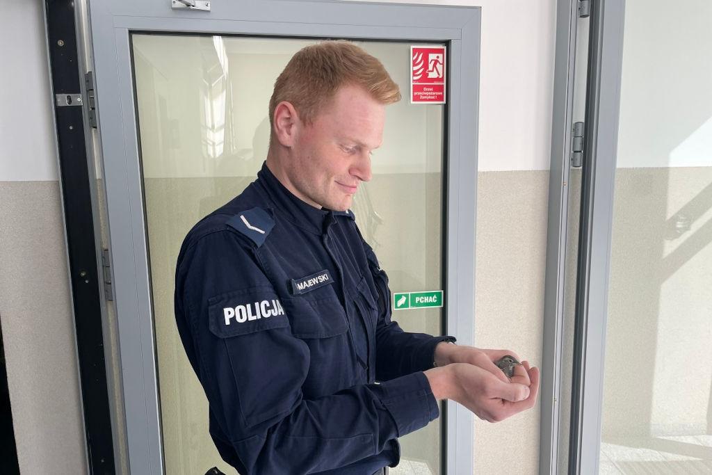 Dzielnicowy zwrócił uwagę na świergot wróbla