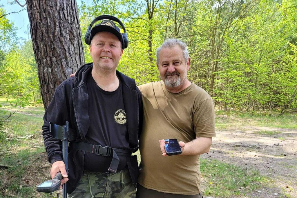 Obrączka leżała w lesie ponad 23 lata. Dwa miesiące po ślubie zsunęła się z dłoni leśniczego