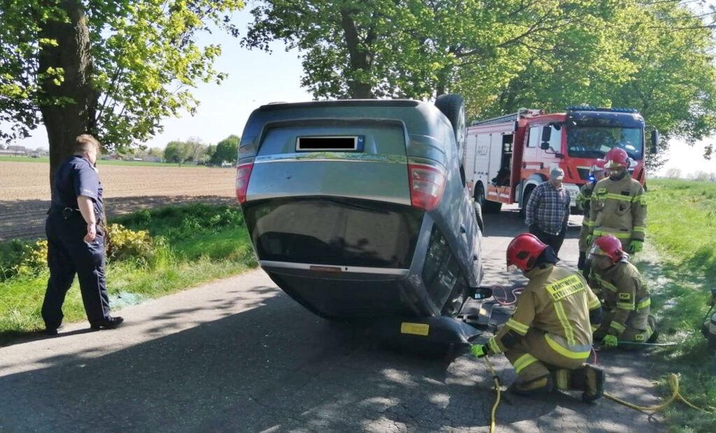 48 lat uczcił wódką i piwem. Urodzinową jazdą zakończył na drzewie i na dachu