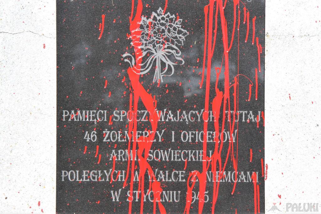 Zdewastowany obelisk w Łabiszynie