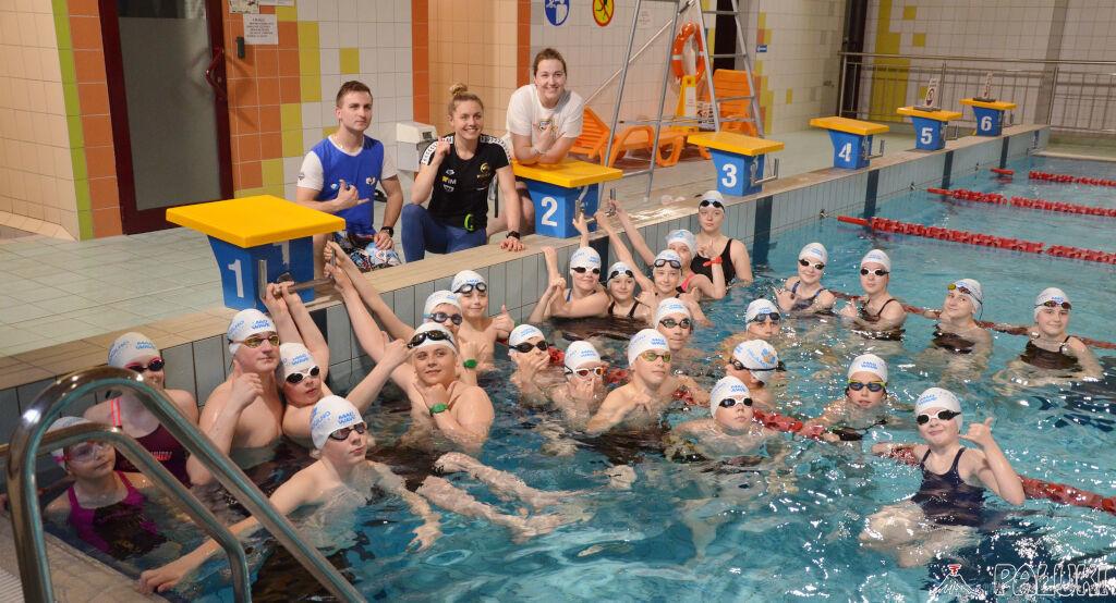Trening pływaków Fali Mogilno z olimpijką Alicją Tchórz