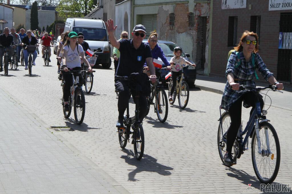 Dwustu rowerzystów na ulicach Łabiszyna - tak zaczęła się majówka w Grodzie na Wyspie (zdjęcia)