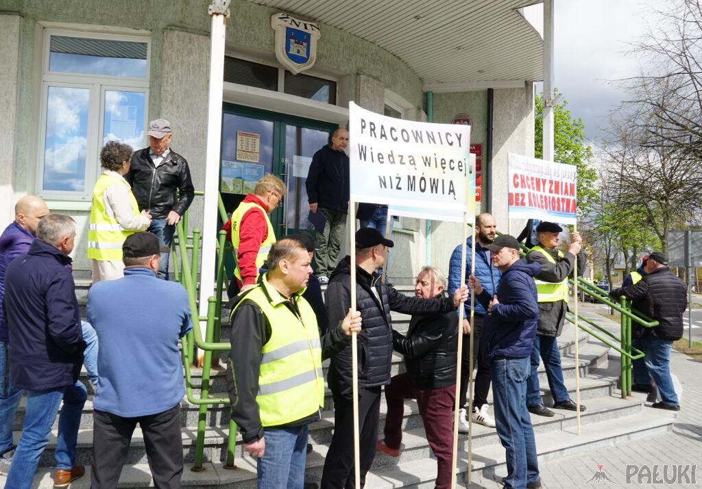 Policja na pracowników WiK, burmistrz na korytarzu przyjął ich petycję (video)