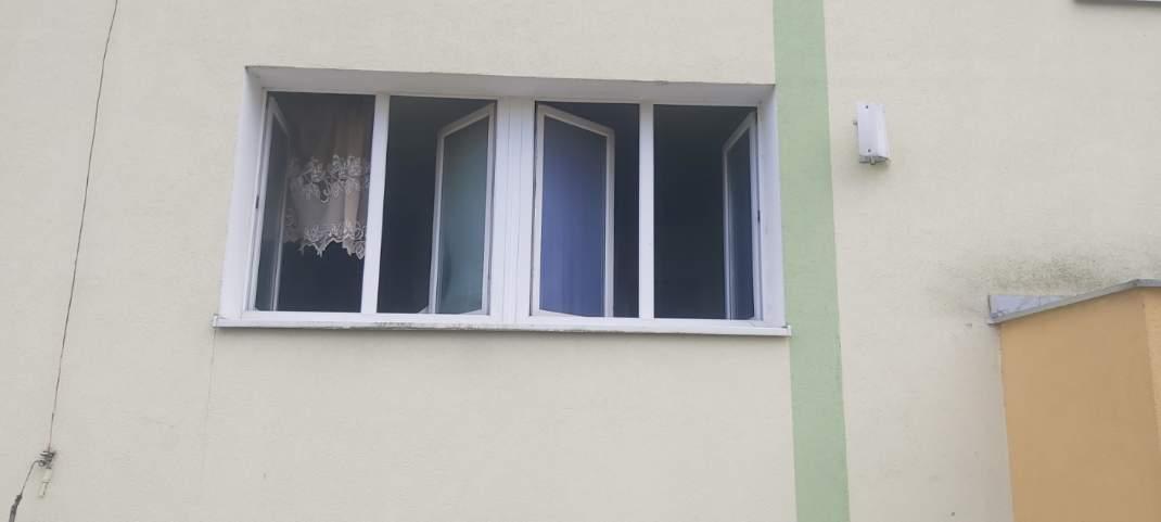 Barcin: w mieszkaniu pożar, sterty śmieci i śpiący mężczyzna